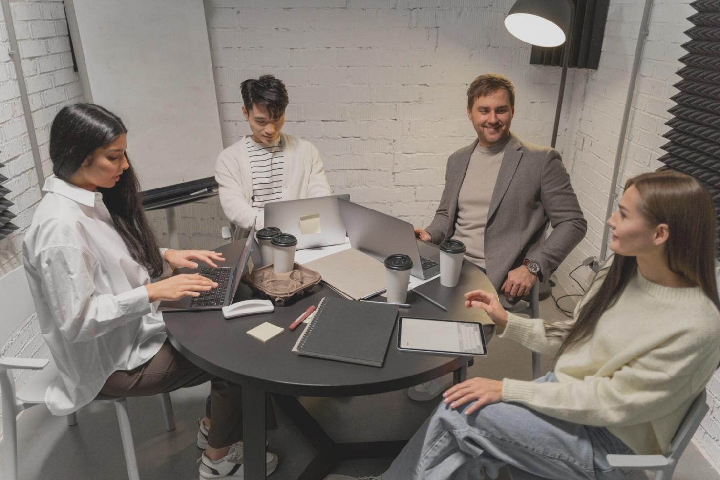 Ambiente de aprendizaje colaborativo en sesión educativa financiera